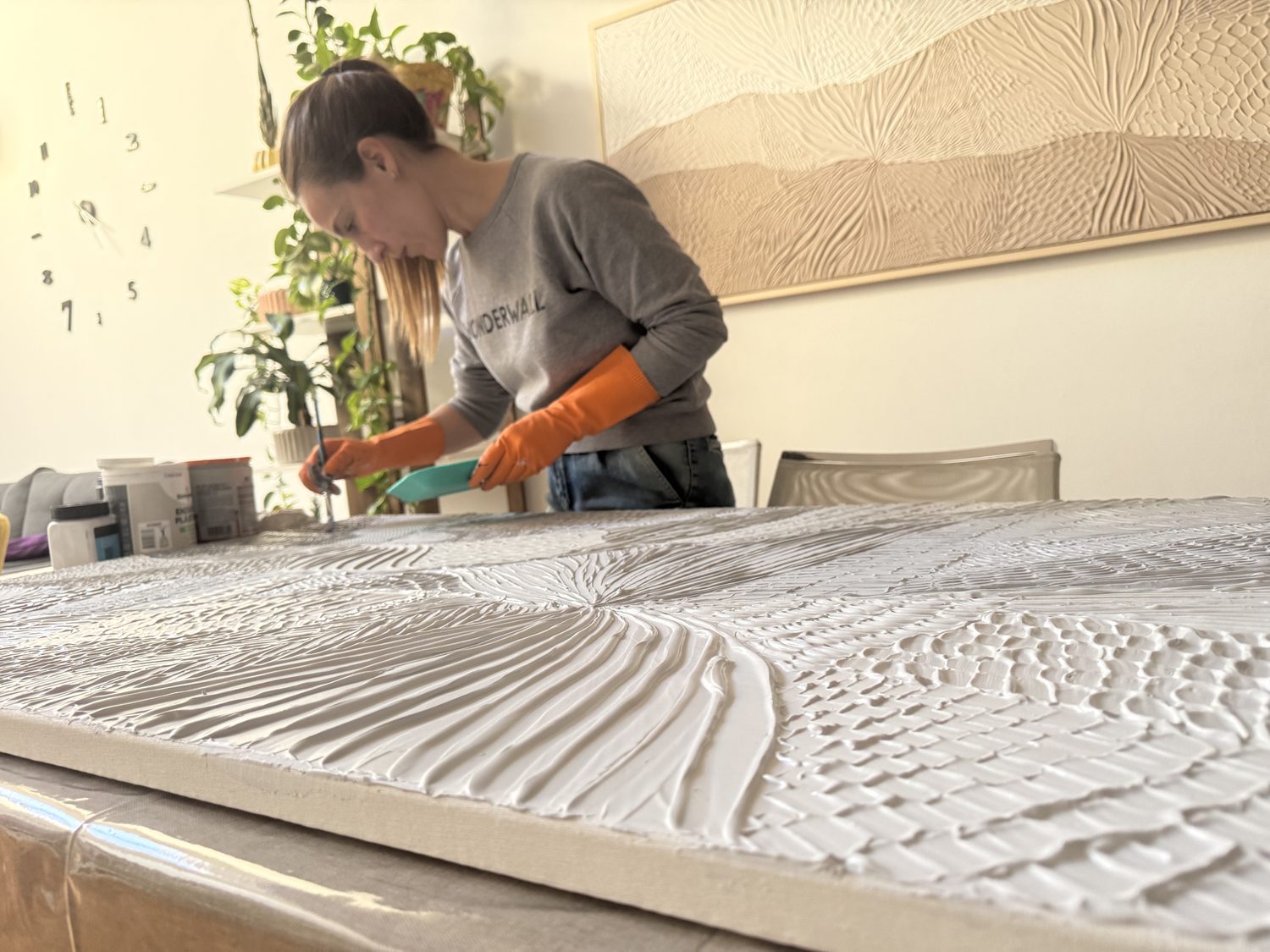 Dani trabajando una obra en relieve